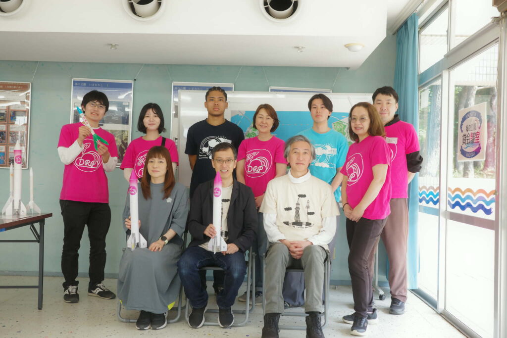 スタッフと集合写真