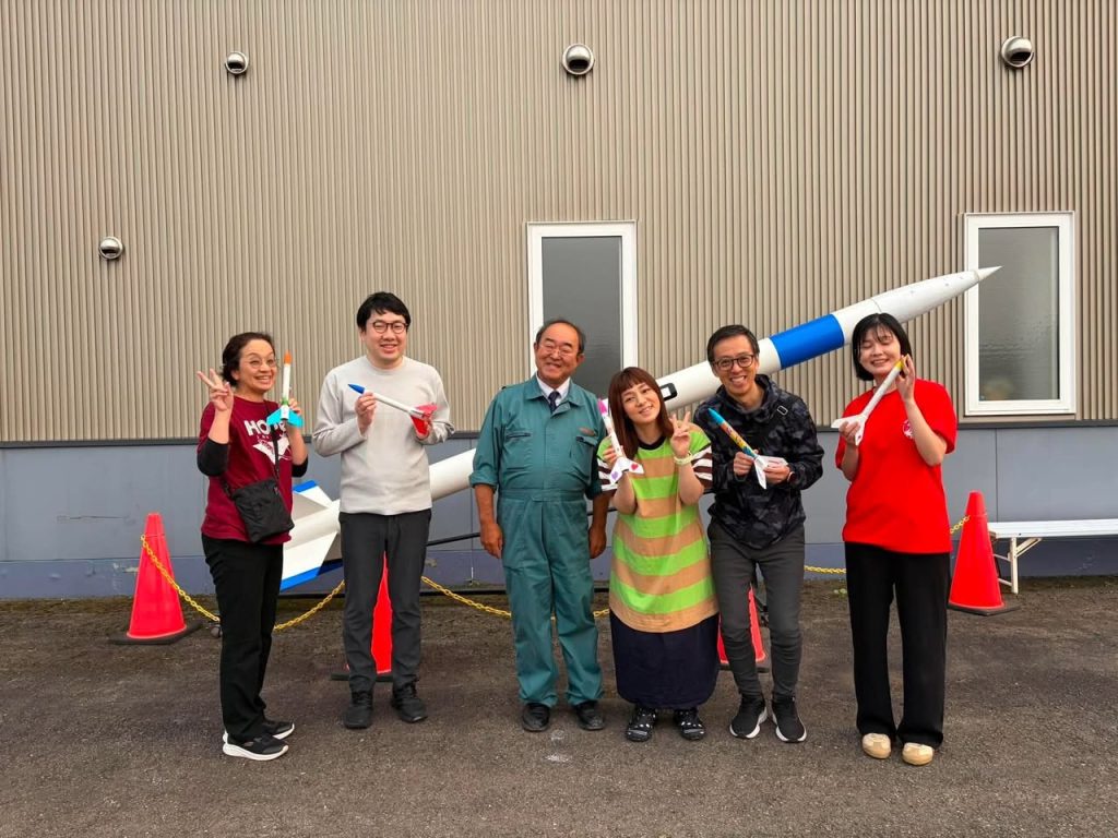 植松さんと東京DRP（ドリームロケットプロジェクト）メンバーとの記念撮影